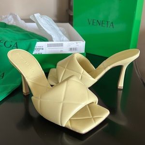 Bottega Veneta BV Lido Slide Sandal in Moon Beam